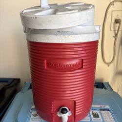 Rubbermaid Victory 2 Gal. Red Cooler