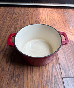 Bella 2.75-Quart Enameled Cast Iron Round Dutch pot - Good condition