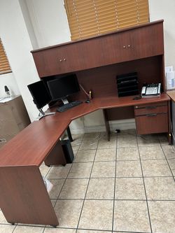 L shaped or U Shaped Desk 