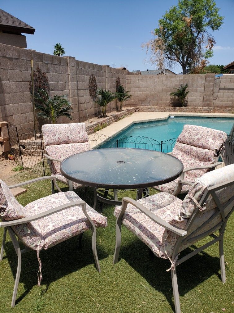 Table And 6 Chairs With Cushions