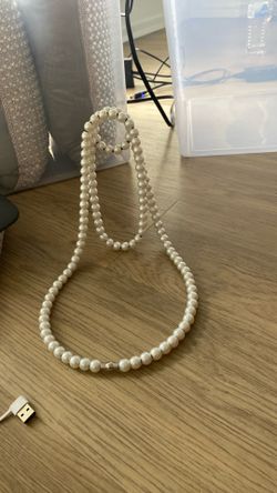 Pearl floating wine holder