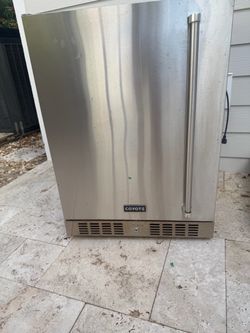 Outdoor refrigerator