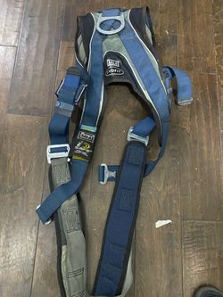 Brand: DBI-SALA / 3M Product line: ExoFit Size: Medium (MED) Purpose: Full-body fall protection for construction and industrial work. i-Safe: The yell