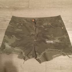 Womens High Rise Camo Shorts Excellent Condition 