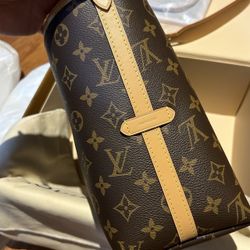A Louis Vuitton handbag in iconic Monogram canvas, timeless luxury.(71)42