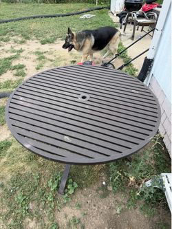 Round patio table