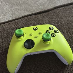 Xbox series x cntroller and headphones wireless