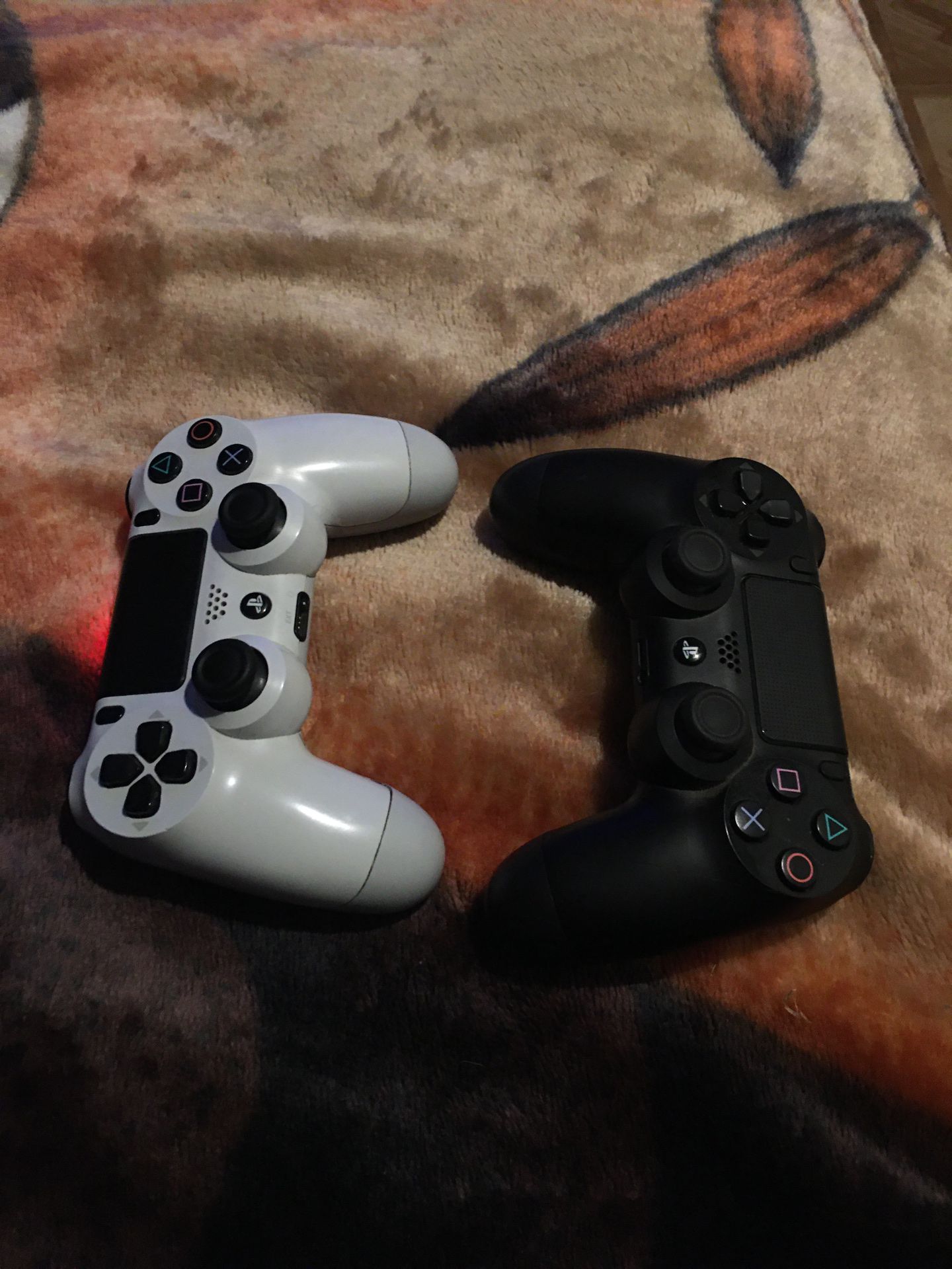 PS4 wireless controls for sale ! Both in good condition