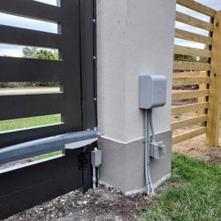 Swinging Gate Opener. CAME AXI MOTOR.