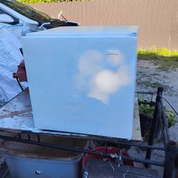 Sears Mini Refrigerator 20x20