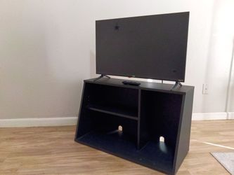 32 in ONN Roku TV with Black TV Stand
