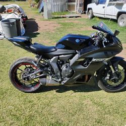 A Yamaha R7 Raven 2024