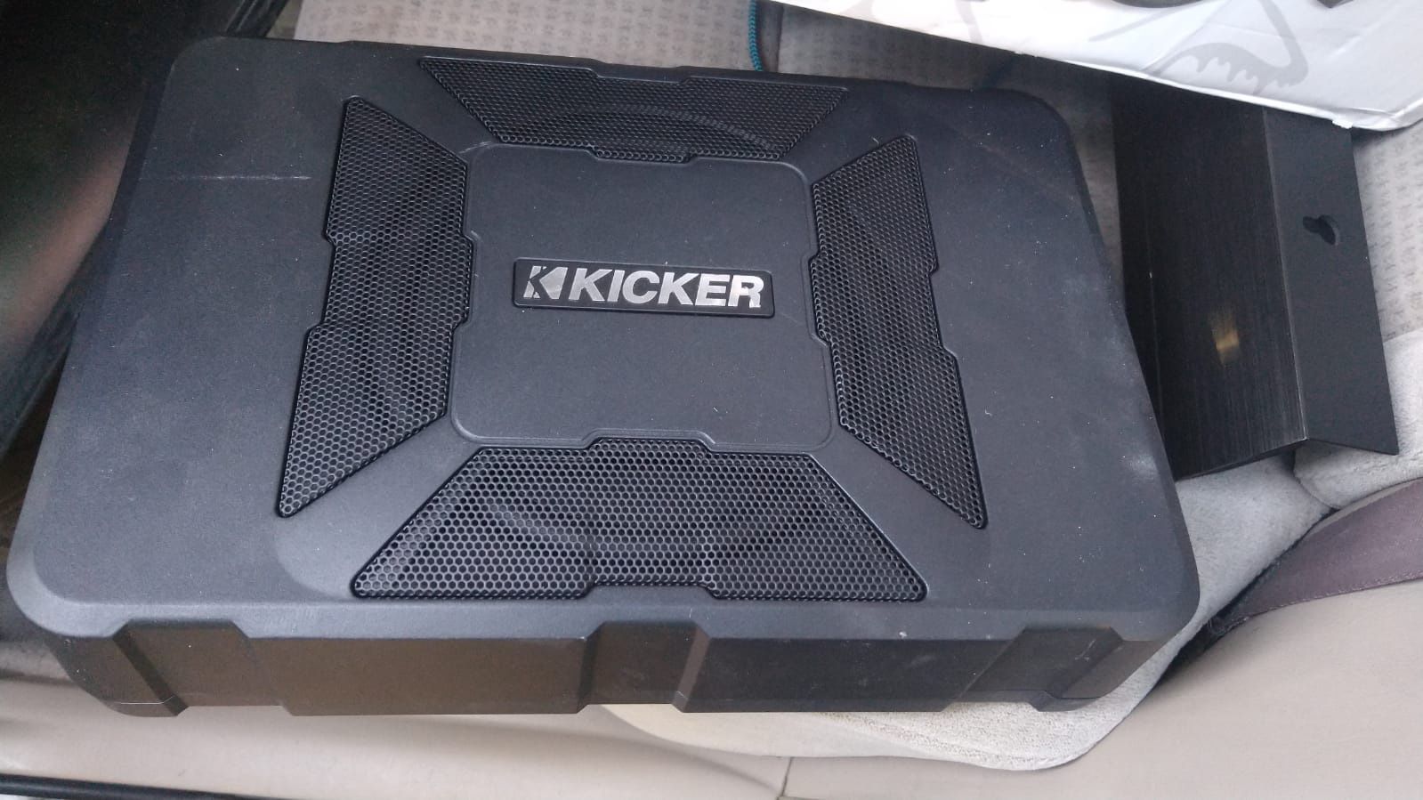 Kicker 8" Hideaway Subwoofer with Enclosure & 150W Amplifier 11HS8