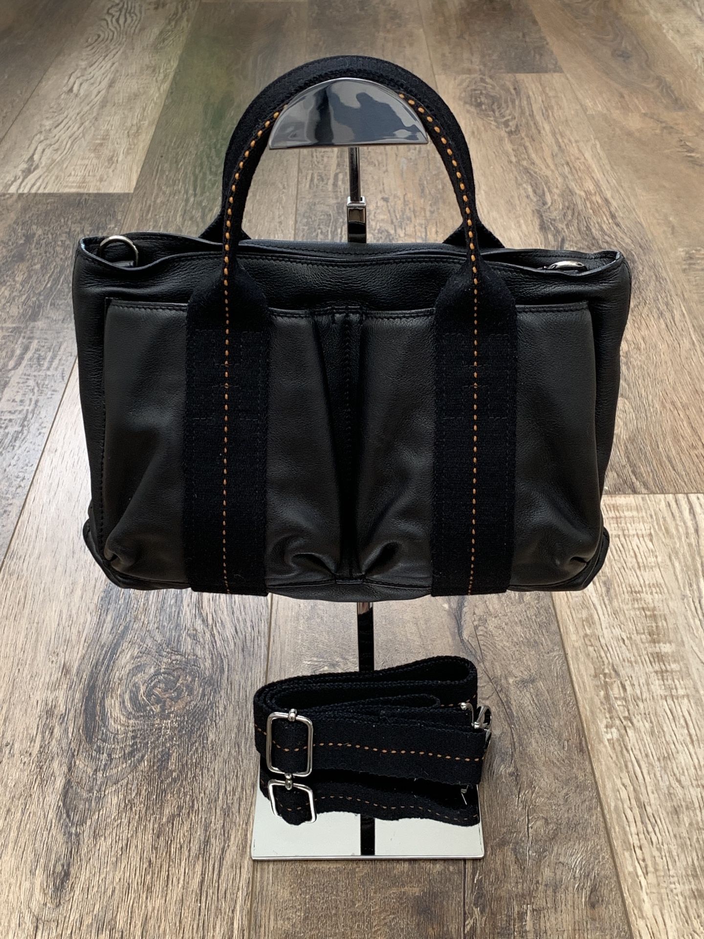 Hermès Caravane PM Horizontal PM Swift Ruthenium Hardware with matching shoulder straps in Noir