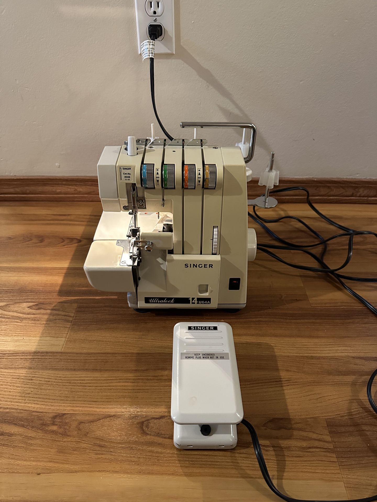 Singer Ultralock 14u64A Serger Sewing Machine