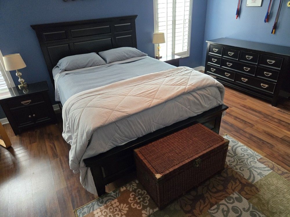 Queen Bedroom Set - 6 Pieces (Mattress Included)