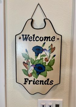 Wooden Hummingbird Welcome Sign – Hand-Painted Wall Décor