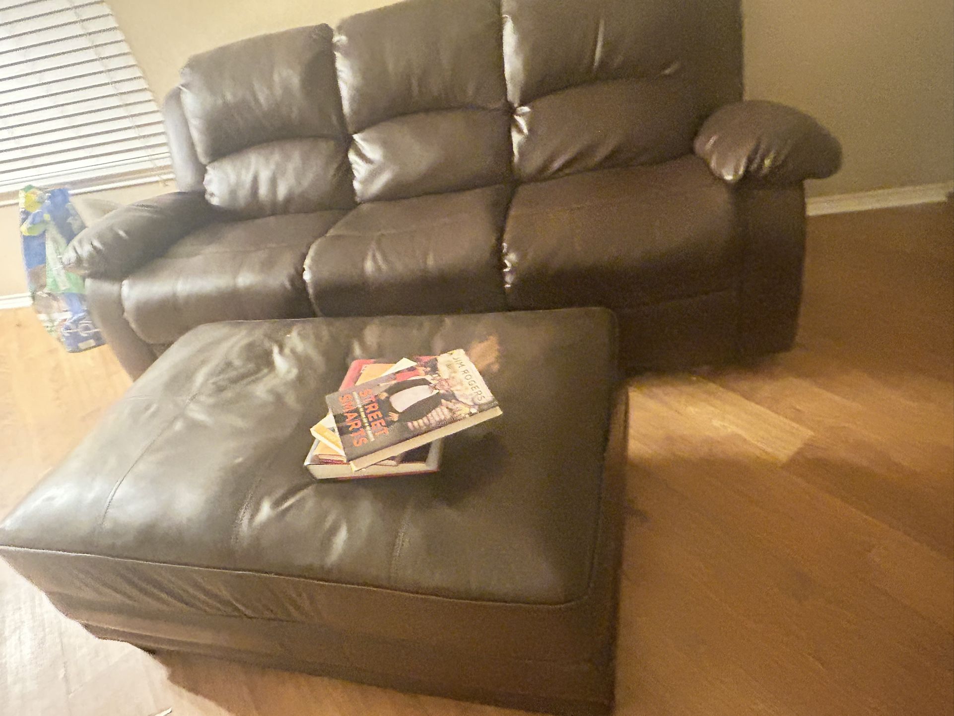 Sillón De Piel Reclinable Con Su Banco 