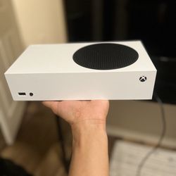 Xbox series s 1TB with headset and controller BUNDLE SHOOT ME YOU’RE BEST OFFERS 