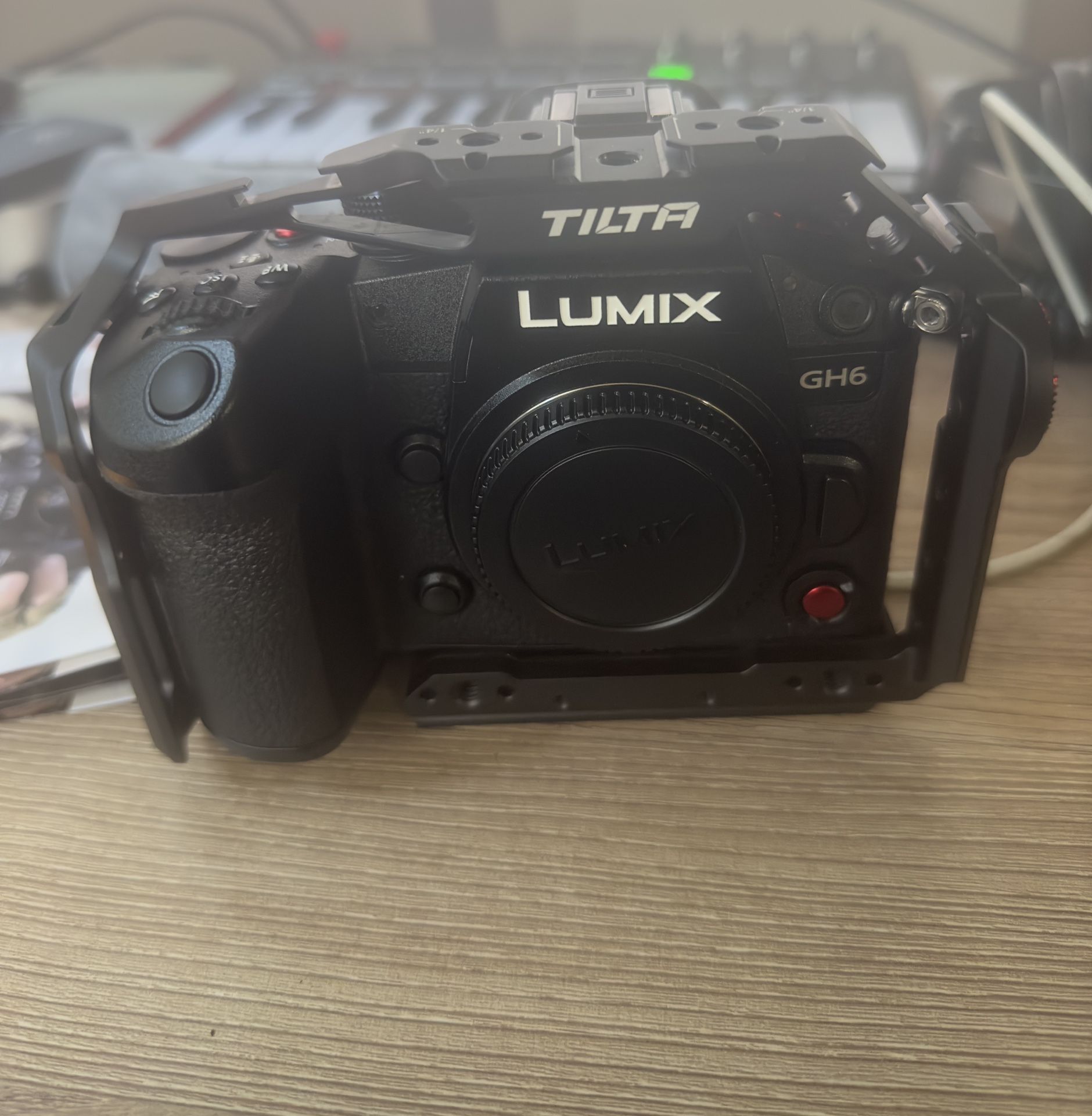  Panasonic LUMIX GH6, 25.2MP Mirrorless Micro Four Thirds Camera DC-GH6BODY A4