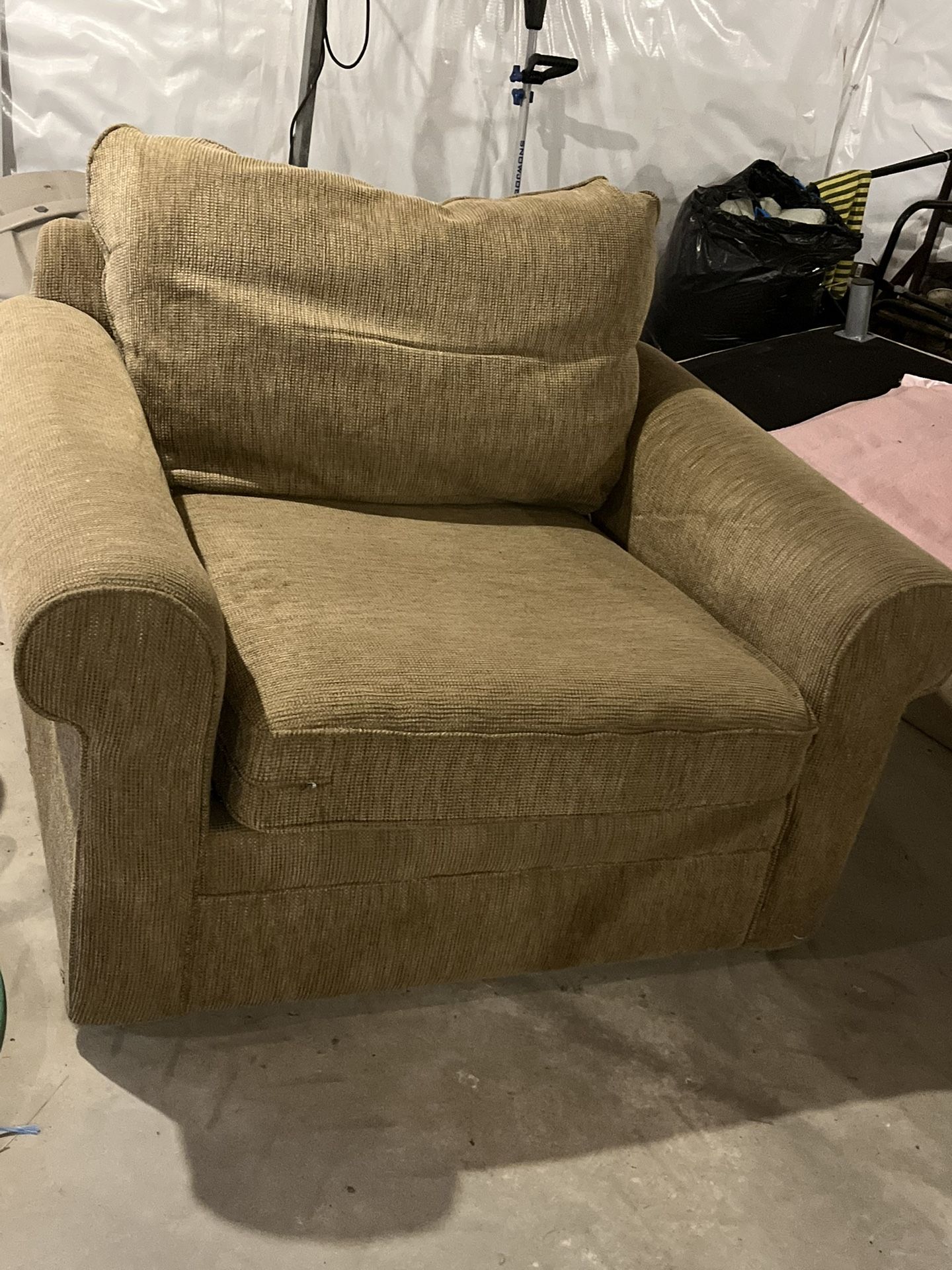 EXTRA WIDE GREEN TWEED STUFFED CHAIR BY KINKADE. NO DAMAGE