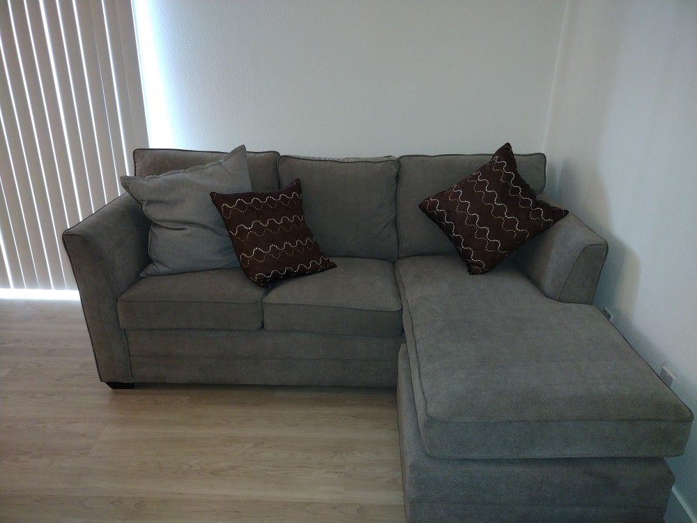 Small Sectional Couch In NEW CONDITION
