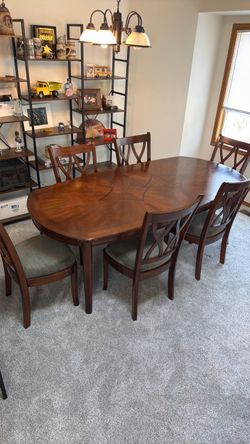 Expandable Wooden Table with 6 Chairs