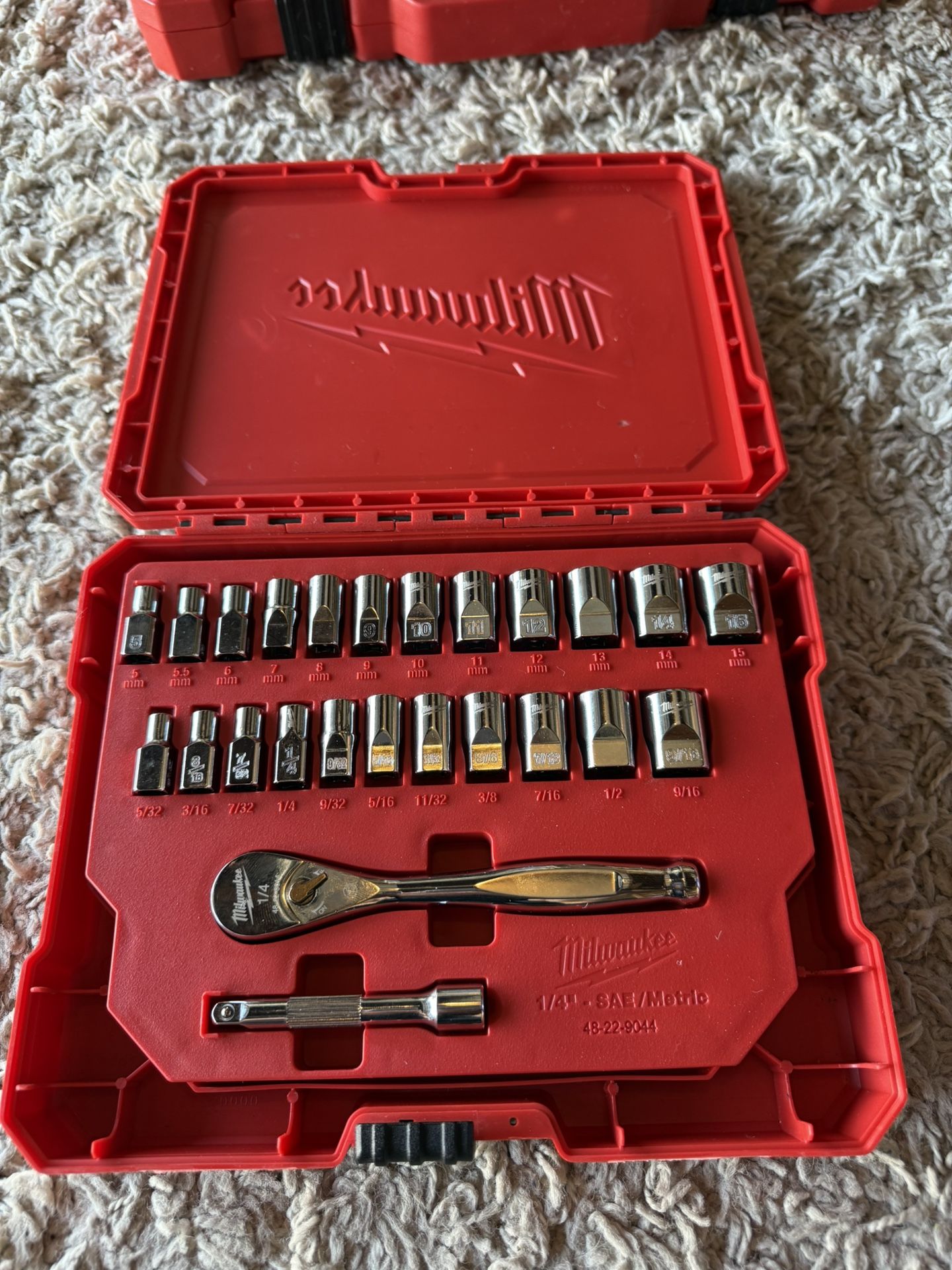 Milwaukee 1/4 in. Drive SAE/Metric Ratchet and Socket Mechanics Tool Set 25-Pcs