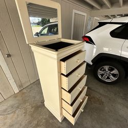 Stanley Furniture Nook and Cranny Chest