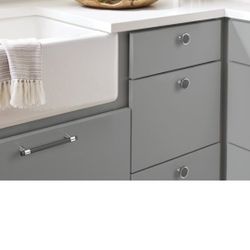 Amerock BP36858FB26
Mergence 3-3/4 in (96 mm) Center-to-Center Polished Chrome/Brushed Matte Black Cabinet Pull Each $4. I Have 8 Pcs