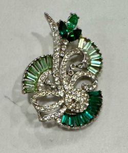 vintage Art Deco style emerald and clear rhinestone ribbon spray brooch