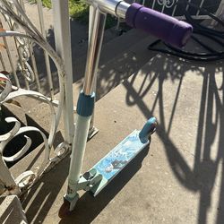 Toddler Frozen Scooter ( lights up)