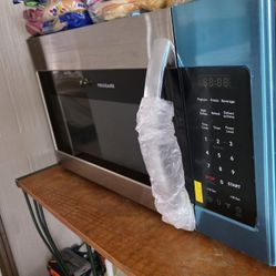 Brand New Huge FRIGIDAIRE Microwave