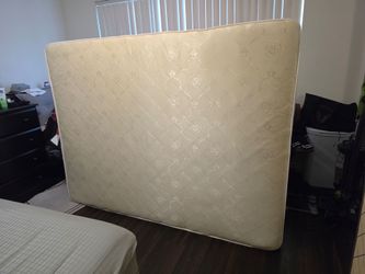 Queen Mattress & Box Spring – Good Condition