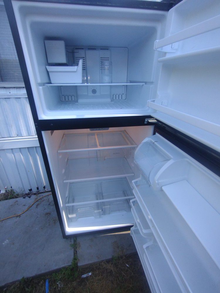 Whirlpool refrigerator like new $400 takes it with ice maker
