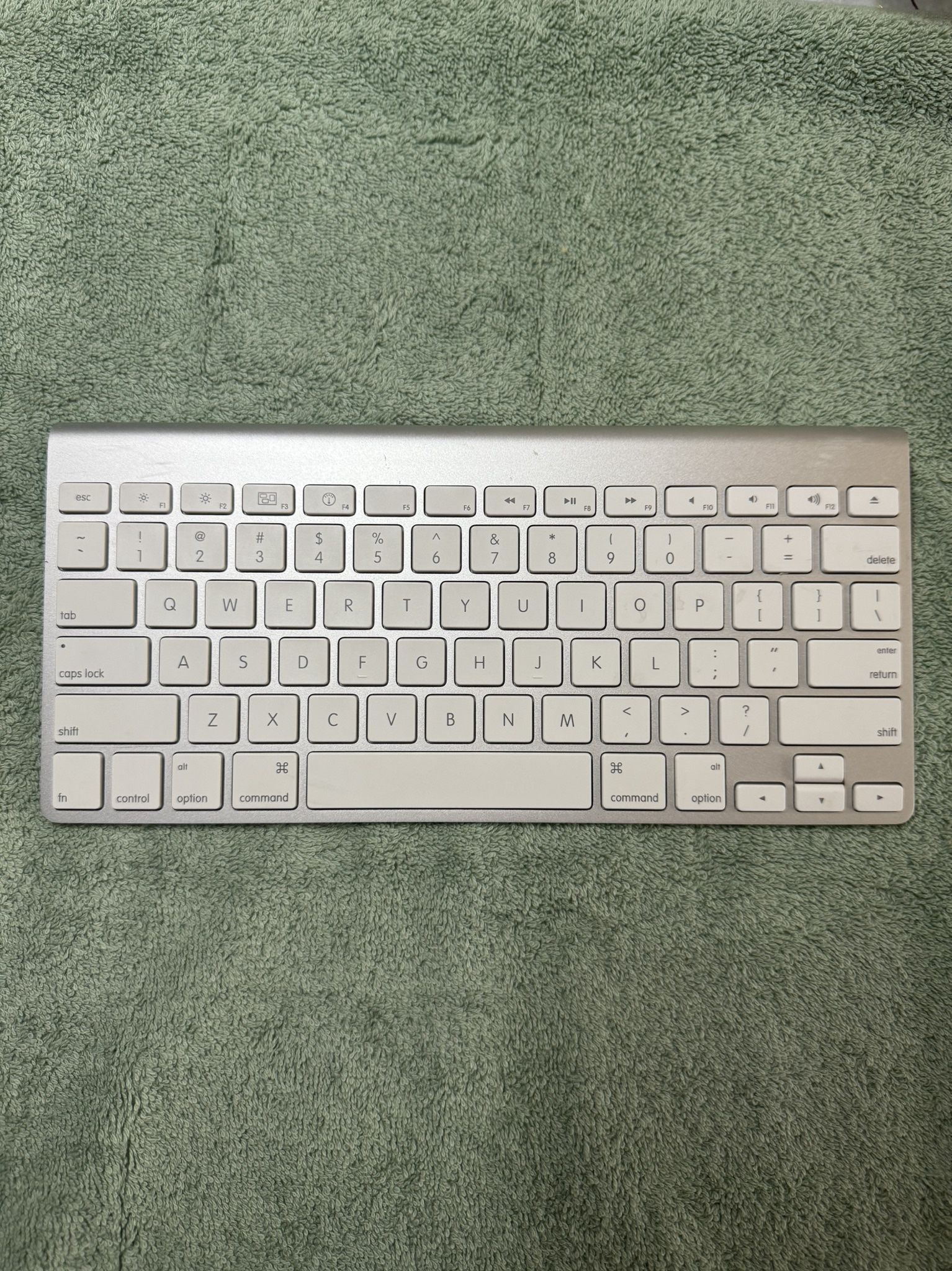 APPLE KEYBOARD WIRELESS A1314 & A1296 MOUSE WIRELESS WITH BATTERIES
