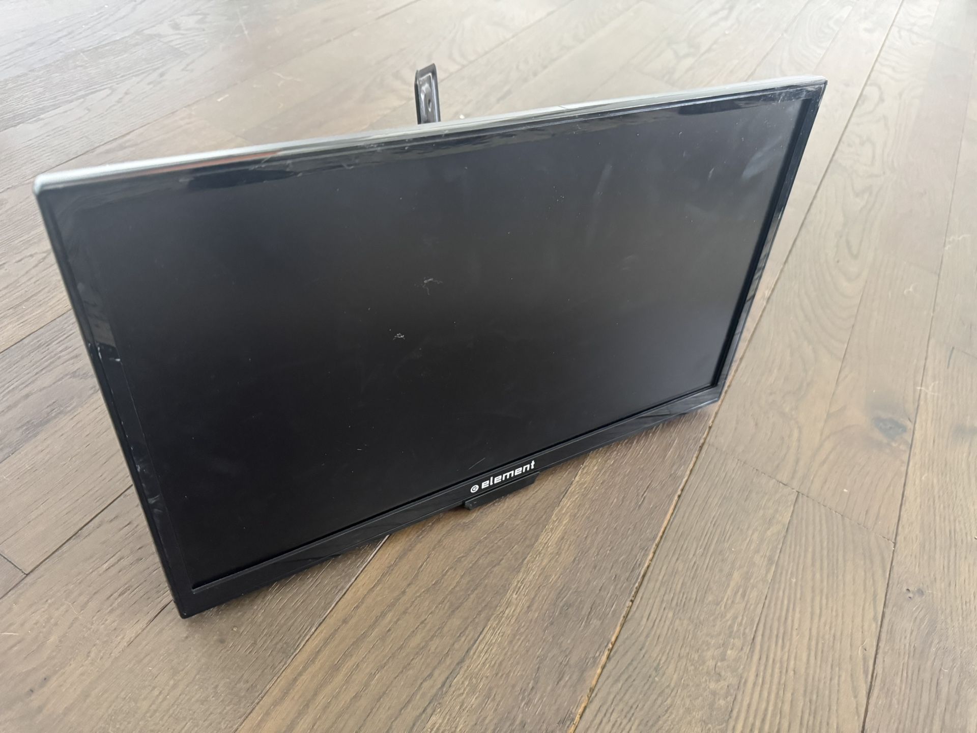 19” HD TV With Wall Mount