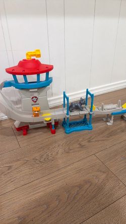 PAW Patrol Lookout Tower Playset with cat Figures