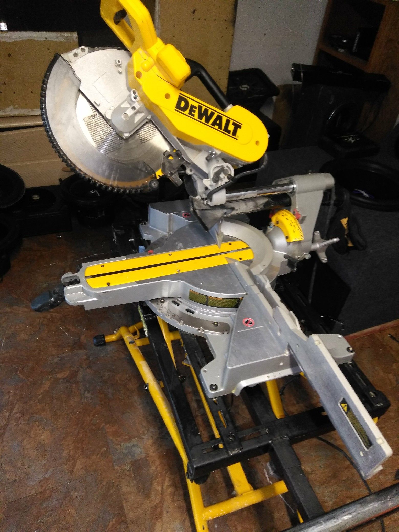 DeWalt 12" heavy duty double bevel sliding compound miter saw with collapsable dolly stand ...