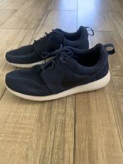 Navy blue Nike roshe size 9