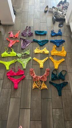 10 Small Bikinis 
