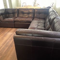 Like New Sectionals Leather Couch 