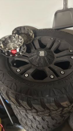 20 inch HD rims with 33inch AT tires