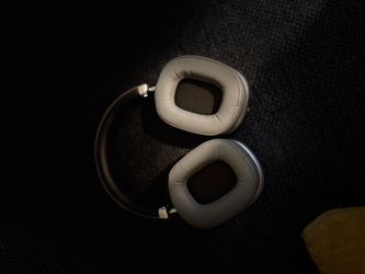 Silver-black over-ears wireless headphones.
