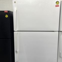 GE Refrigerator top and bottom with ice maker