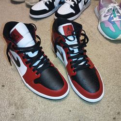 Jordan 1 Mid -
Chicago Toe Sz 11