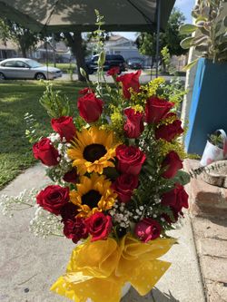 Arreglo De Rosas Y Girasoles 😍♥️