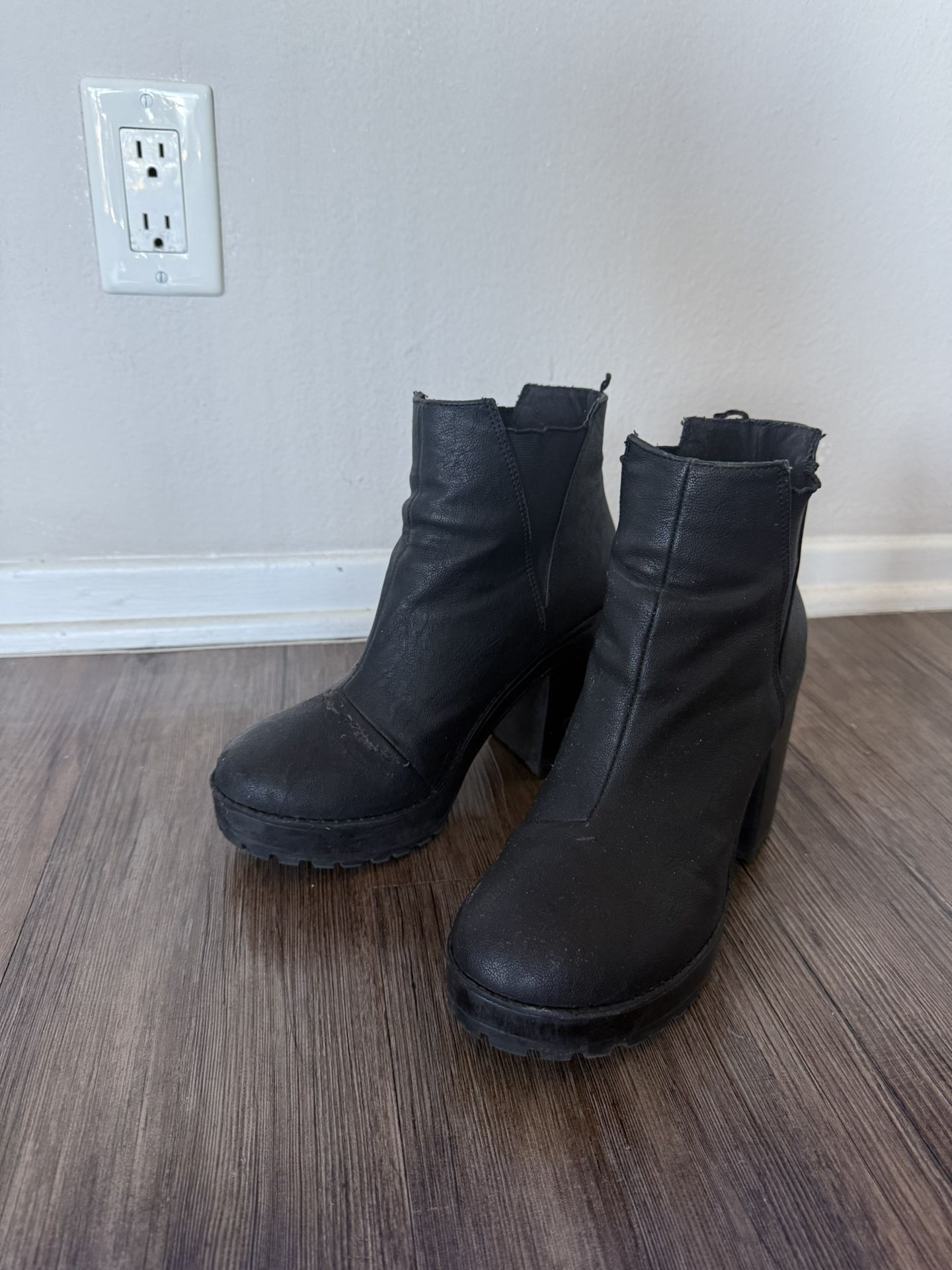 Stradivarius Ankle Leather Boots in black