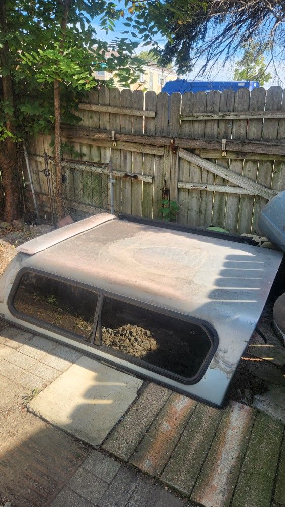 Camper 76 LONG X 60 W $50