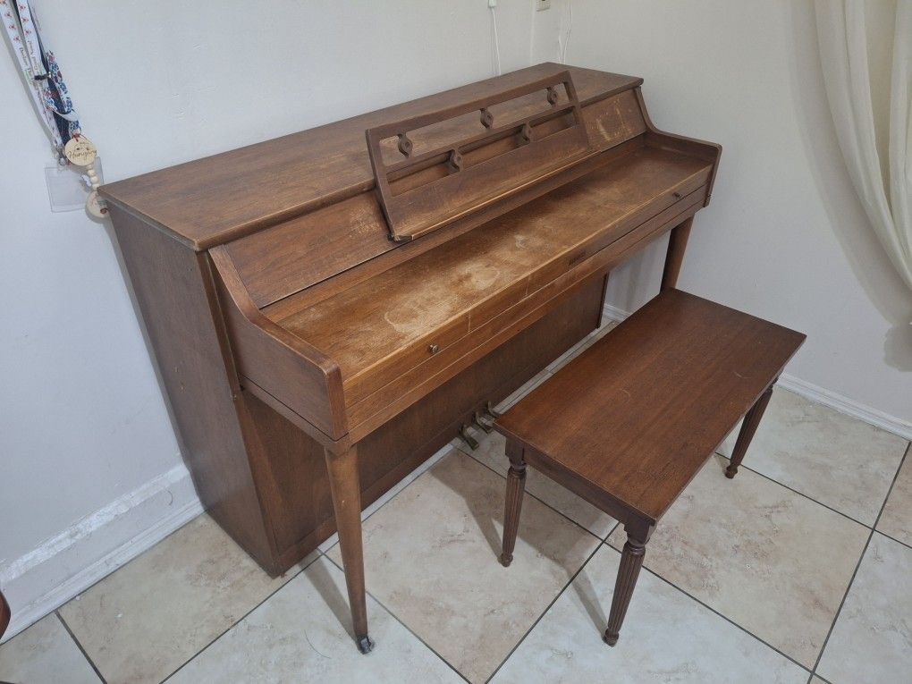 Piano and seat